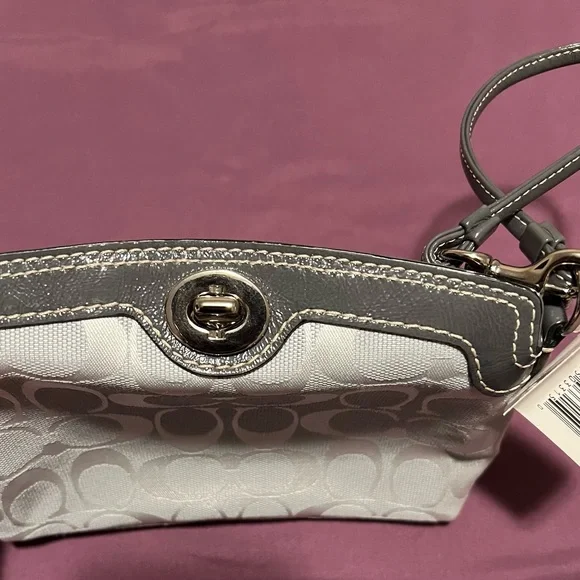 Coach Signature Turnlock large wristlet - Picture 3 of 8